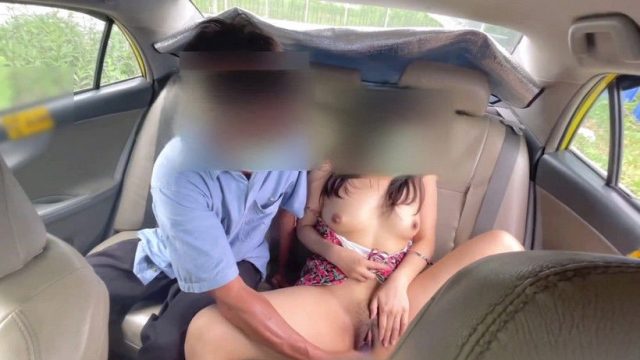 Chú tài xế taxi số hưởng được em gái gạ tình ngay trên xe - VLXX.AS